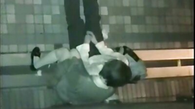Kopasz fiatalember tör Angie kólát a piros házi szexvideók kanapé